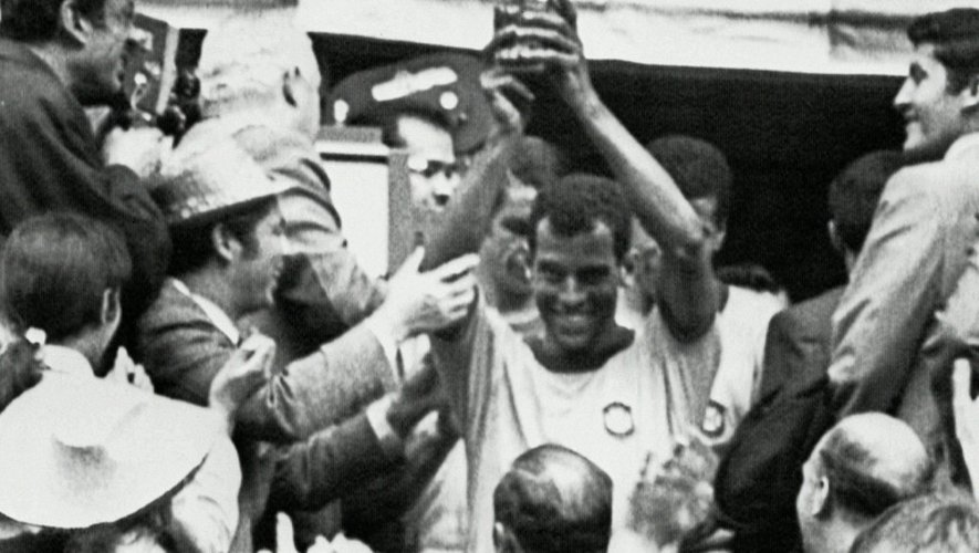 Carlos Alberto avec la Coupe Jules Rimet aprés la victoire brésilienne face à l'Italie 4-1 en finale du Mondial-1970 à Mexico