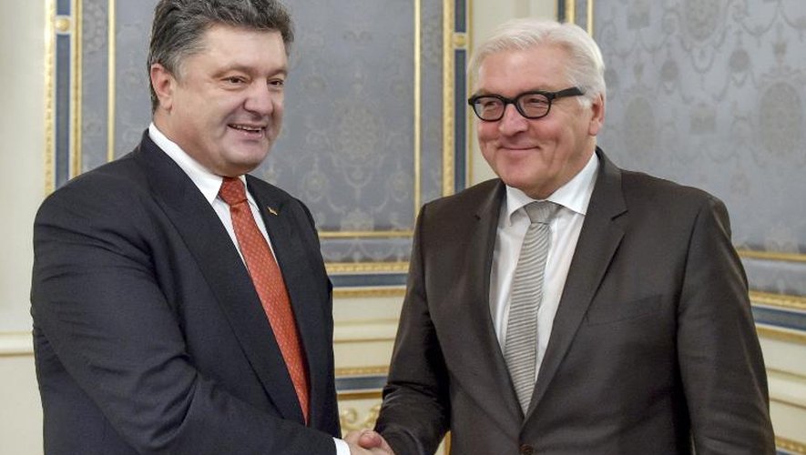 Photo publiée par le service de presse de la présidence urkrainienne de la rencontre le 19 décembre 2014 entre le président ukrainien Petro Poroshenko (g) et le le ministre allemand des Affaires étrangères Frank-Walter Steinmeier à Kiev