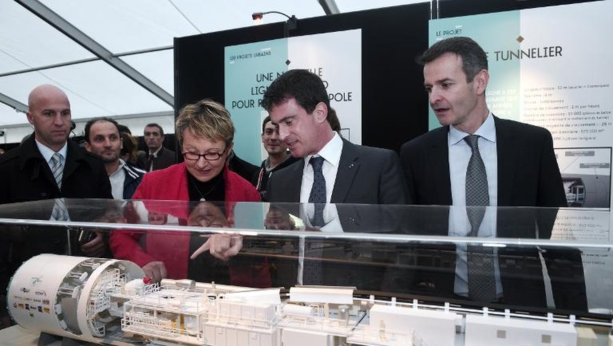 Le premier ministre Manuel Valls et Nathalie Appere la maire socialiste de Rennes visitent le site de construction de la ligne de métro à Rennes le 19 décembre 2014