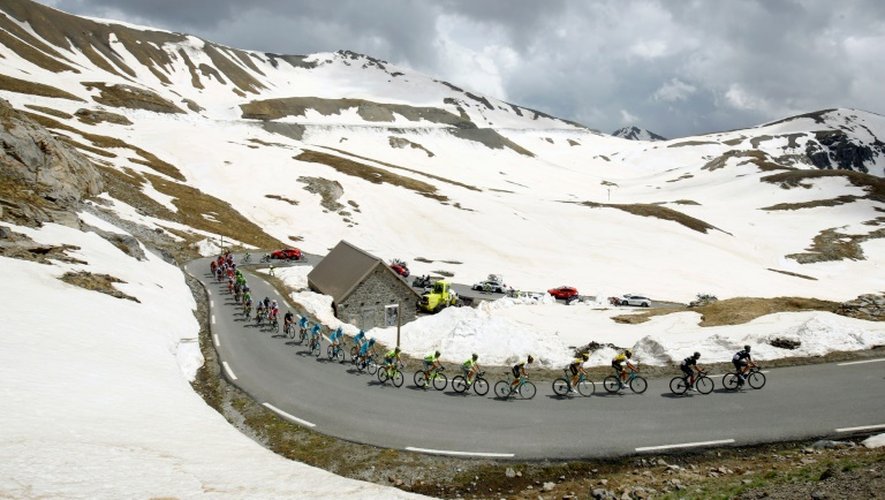 Le peloton sur le Col de la Bonette, le 28 mai 2016 lors de la 20e étape du 99e Giro d'Italia entre Guillestre et Sant'Anna di Vinadio