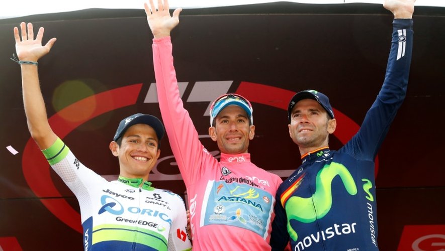 Le Colombien Esteban Chaves, l'Italien Vincenzo Nibali, vainqueur, et l'Espagnol Alejandro Valverde, le 29 mai 2016 à Turin sur le podium du 99e Giro d'Italia