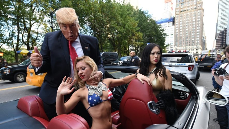 Un faux Donald Trump bien entouré, en route pour la Trump Tower de New York, le 25 octobre 2016