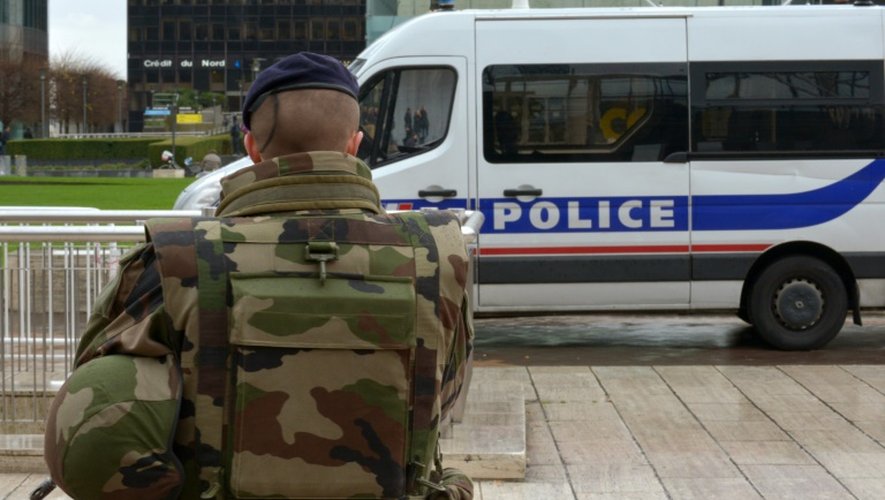 Un soldat français devant un véhicule de police à Paris, le 25 novembre 2015