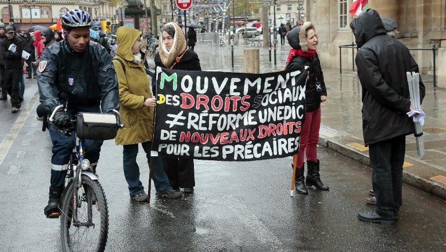 Des manifestants défilent à Paris le 19 décembre 2014 à l'appel de la CGT pour défendre une politique culturelle ambitieuse
