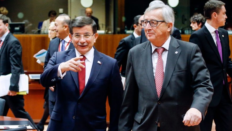 Le président de la Commission européenne Jean-Claude Juncker et le Premier ministre turc Ahmet Davutoglu, lors d'une rencontre à Bruxelles, le 29 novembre 2015