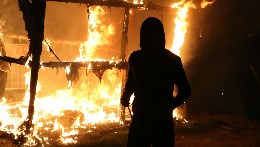 Un abri en feu dans la "Jungle" de Calais, le 25 octobre 2016