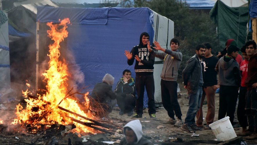 Des migrants autour d'un feu le 25 octobre 2016 dans la "Jungle" à Calais