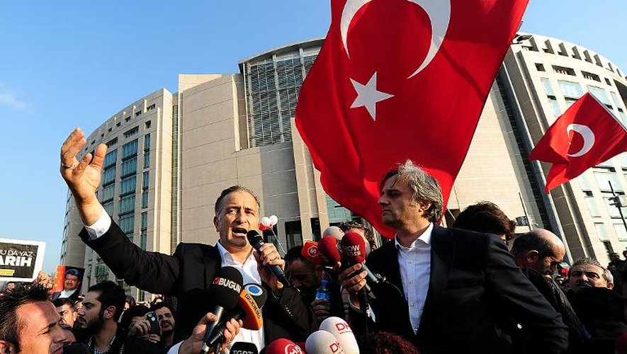 Ekrem Dumanli (c), directeur de publication du journal à gros tirage Zaman, s'adresse aux journalistes le 19 décembre 2014 à Istanbul après avoir été libéré au terme de cinq jours d'interrogatoires