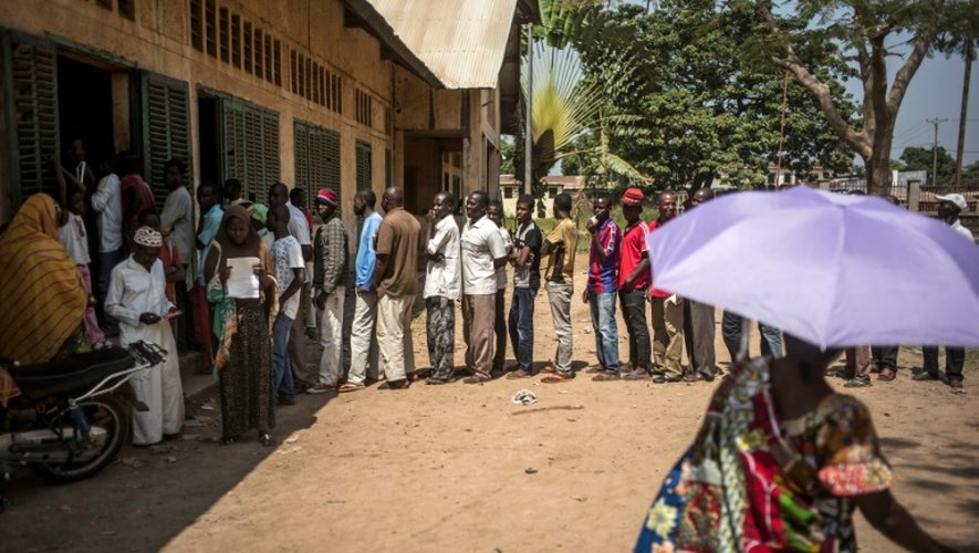 La queue devant un bureau de vote de la communauté musulmane du PK-5 à l'école de Koudoukou à Bangui, le 14 décembre 2015