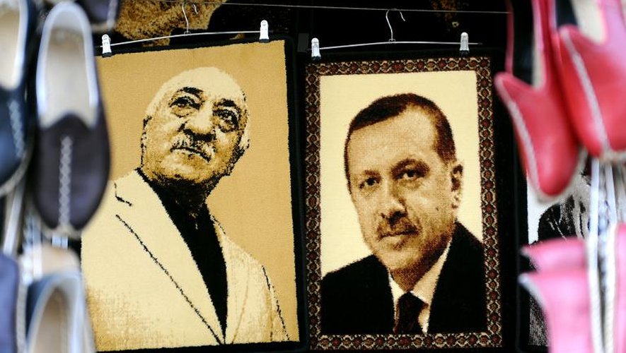 Portraits accolés de l'imam Fethullah Gülen (g) et du président turc Recep Tayyip Erdogan dans une échoppe, le 17 janvier 2014 à Gaziantep