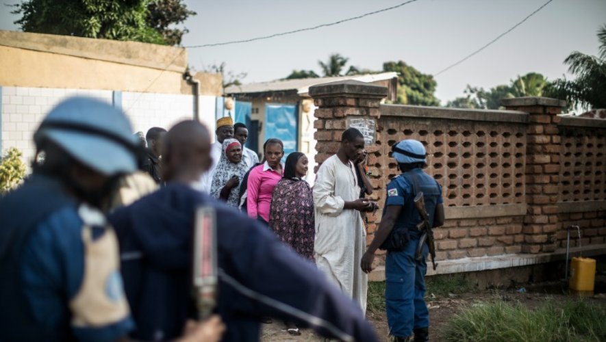 Un soldat burundais de la Minusca contrôle des électeurs de la communauté musulmane du PK-5 à l'entrée d'un bureau de vote à Bangui, le 14 décembre 2015