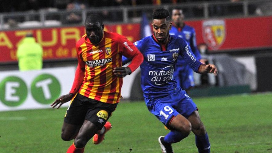 L'attaquant de Lens Adamo Coulibaly (g) contre le défenseur de Nice Jordan Amavi lors de la 19e journée de L1, le 19 décembre 2014 à Amiens