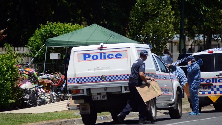 Des policiers sur la scène où les cadavres de huit enfants âgés de 18 mois à 15 ans et une femme blessée ont été découverts, le 19 décembre 2014 à Cairns en Australie