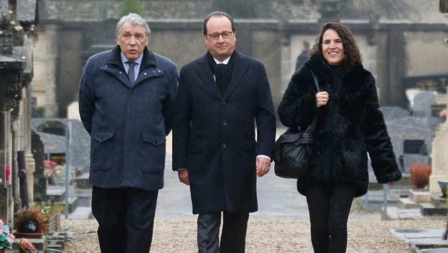 François Hollande entre Gilbert Mitterrand Mazarine Pingeot nd le 8 janvier 2016 au cimetière de Jarnac pour l'anniversaire de la mort de François Mitterrand