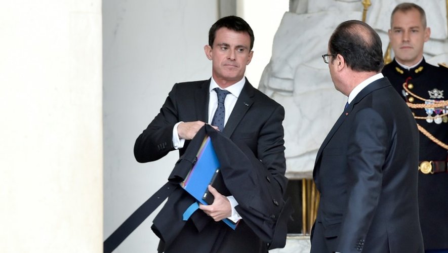 Manuel Valls et François Hollande à la sortie du conseil des ministres le 19 octobre 2016 à l'Elysée à Paris