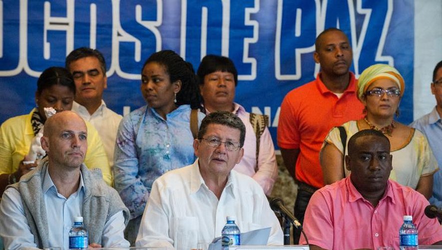 Le chef de la délégation des Farc Pablo Catatumbo (c) fait une déclaration pendant les pourparlers de paix avec le gouvernement colombien à La Havane, le 18 décembre 2014