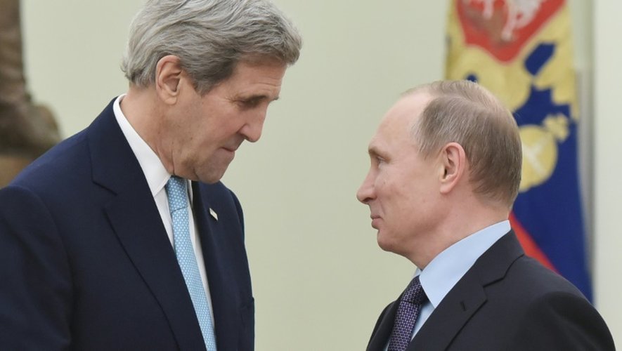 Le secrétaire d'Etat américain John Kerry et le président russe Vladimir Poutine au Kremlin à Moscou, le 15 décembre 2015