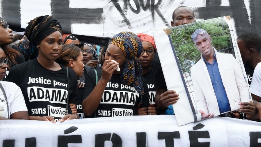 Assa (C), la soeur d'Adama Traoré, lors d'une manifestation réclamant la vérité sur sa mort, le 30 juillet 2016 à Paris