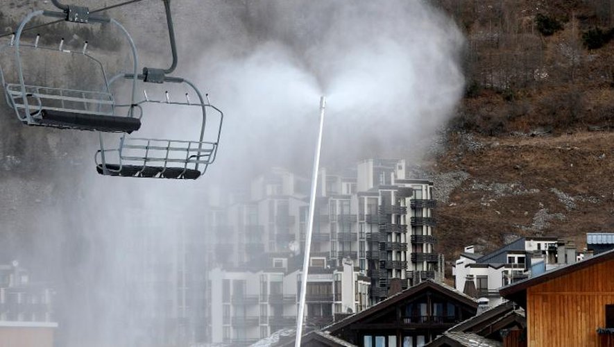 Des canons à neige en action à Val-d'Isère, en Savoie, le 13 décembre 2014