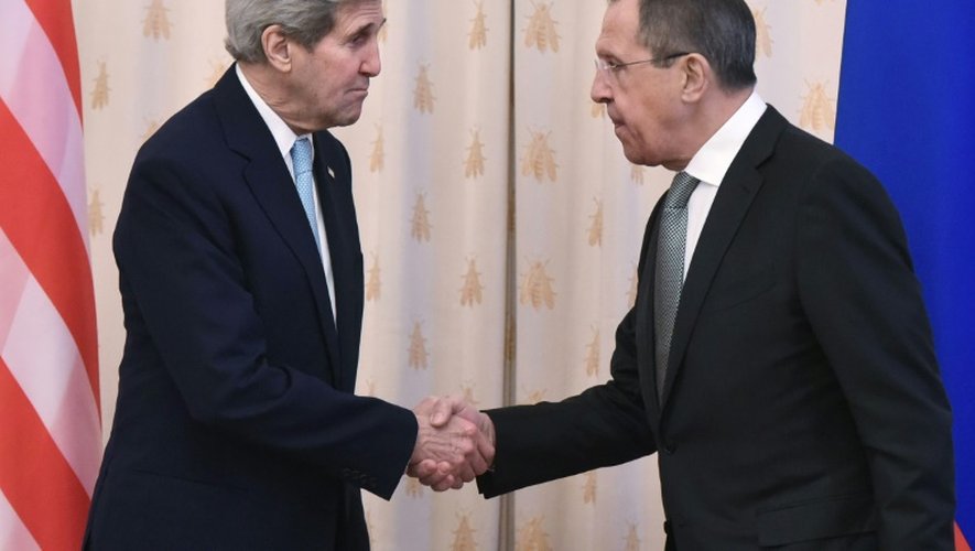 Le secrétaire d'Etat américain John Kerry et son homologue russe Sergueï Lavrov le 15 décembre 2015 à Moscou