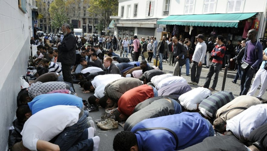 Des musulmans en prière dans une rue le 16 septembre 2011 à Marseille