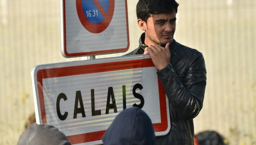 Un migrant près de la "Jungle" de Calais, le 26 octobre 2016