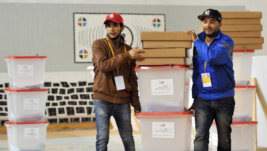 Des employés de l'instance électorale amènent des urnes qui vont ensuite être distribuées aux bureaux de vote dans le gouvernorat de Ben Arous, le 20 décembre 2014