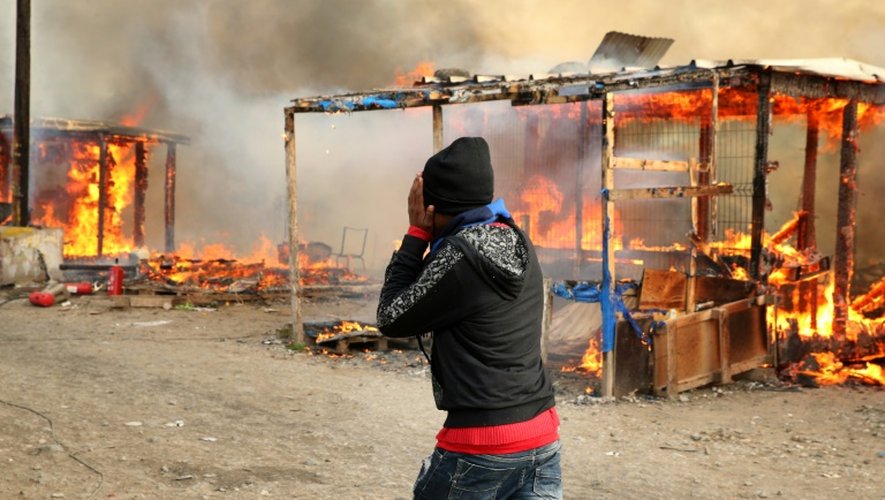 Cabanes incendiées lors de l'évacuation de la "Jungle" le 26 octobre 2016 à Calais