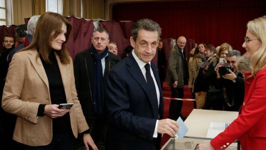 Nicolas Sarkozy et son épouse Carla Bruni dans un bureau de vote du 16 arrondissement le 13 décembre 2015 à Paris