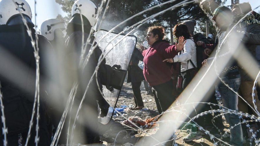 Des policiers grecs face à des migrants le 3 décembre 2015 à Idomi en Grèce