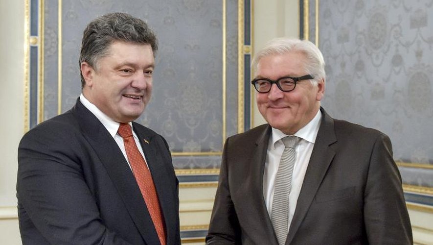 Photo publiée par le service de presse de la présidence urkrainienne de la rencontre le 19 décembre 2014 entre le président ukrainien Petro Poroshenko (g) et le ministre allemand des Affaires étrangères Frank-Walter Steinmeier à Kiev
