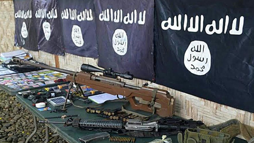 Drapeaux du groupe Etat islamique et des armes appartenant à des combattants revendiquant leur appartenance à cette organisation. Photo prise le 26 novembre 2015
