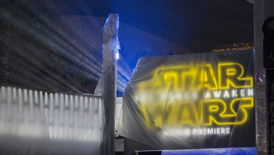Entrée bâchée de la tente montée pour la première du nouvel opus de "Star Wars" le 13 décembre 2015 à Los Angeles, en Californie