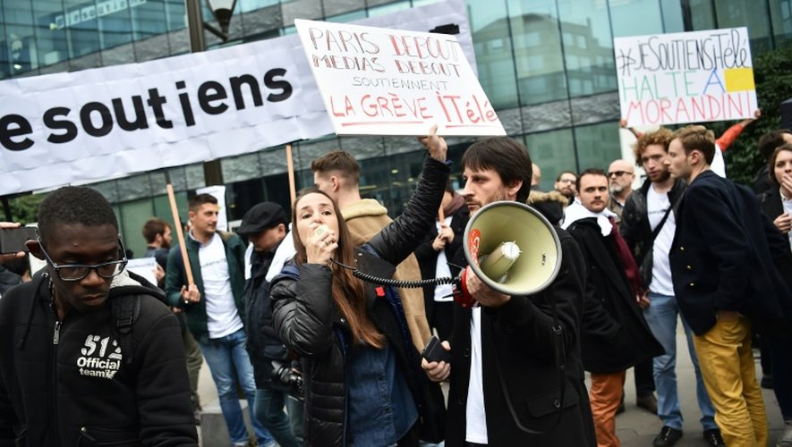 Des salariés d'iTELE, en grève, rassemblés devant le siège de la chaîne à Boulogne-Billancourt, le 25 octobre 2016