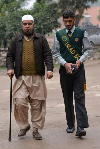 Abu Bakar, un enseignant survivant du massacre du 16 décembre 2014, et son fils, le 10 décembre 2015 dans l'Ecole publique de l'armée (APS) à Peshawar