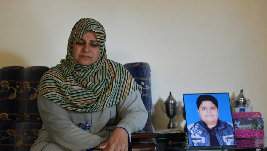 Andaleeb Aftab, une enseignante de chimie, pose le 12 décembre 2015 à Peshawar à côté de la photo de son fils Huzaifa tué le 16 décembre 2014
