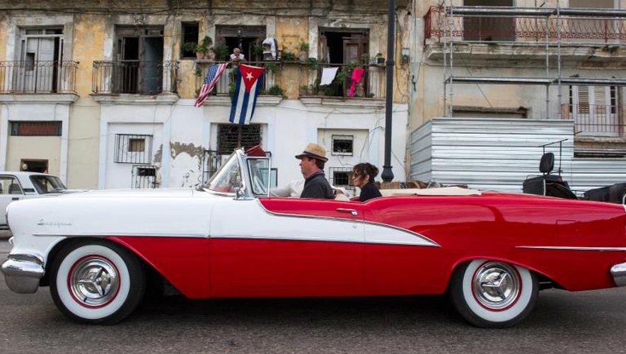 Une ancienne berline américaine, le 19 décembre 2014 à La Havanne