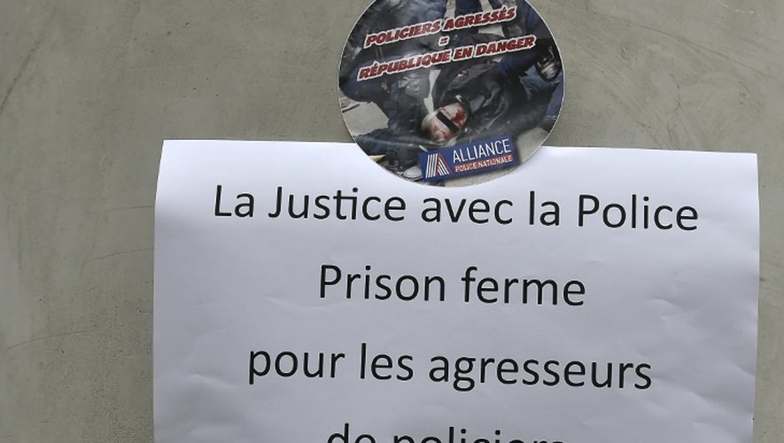Affiches et autocollants sur des murs de Toulouse, lors d'un rassemblement de policiers, le 25 octobre 2016
