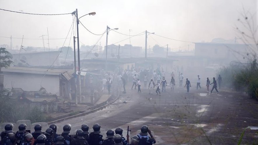 Manifestation interdite de l'opposition à Libreville, dans le quartier populaire de Rio, qui a donné lieu à des heurts avec les forces de l'ordre, le 20 décembre 2014