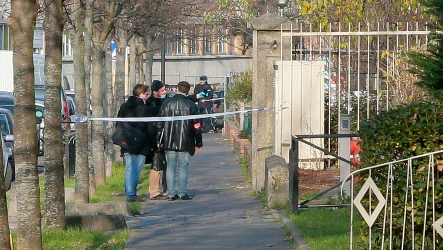 La police enquête à l'école maternelle Jean-Perrin d'Aubervilliers le 14 décembre 2015 où un instituteur a inventé avoir été attaqué au cutter