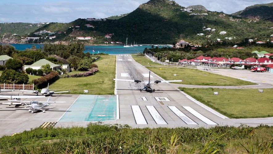 Atterrissage d'une avionnette à Saint-Barthélémy, qui dépend du département d’outre-mer de la Guadeloupe le 9 mai 2010