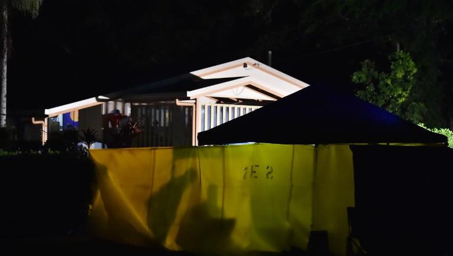 Des enquêteurs travaillent, le 20 décembre 2014, sur la scène de crime où huit enfants et adolescents ont été retrouvés morts à Cairns, dans le nord de l'Australie