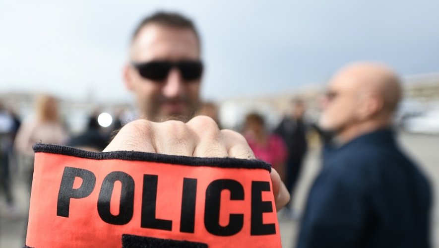 Un policier brandit son brassard, le 26 octobre 2016 à Marseille