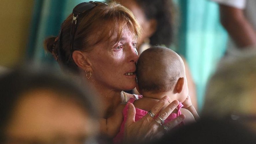 Des habitants de Manoora, près de Cairns, dans le nord de l'Australie, assistent, le 21 décembre 2014, à une cérémonie religieuse en mémoire des huit enfants et adolescents tués par une mère de famille