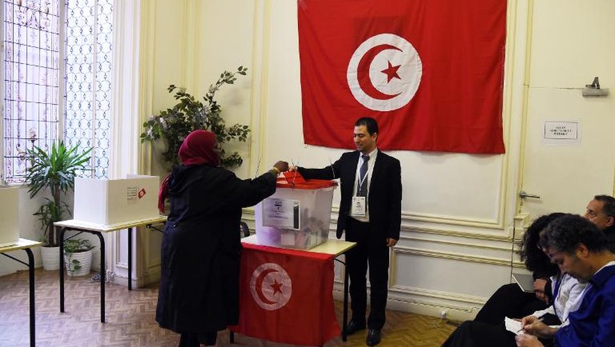 Une Tunisienne dépose son bulletin dans l'urne pour élire un nouveau président, au consulat de Tunisie à Paris, le 20 décembre 2014