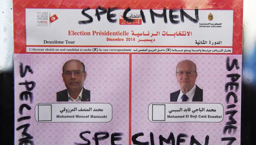 Un bulletin de vote avec les portraits des deux candidats à la présidentielle tunisienne, affiché dans le consulat de Tunisie à Paris, le 20 décembre 2014