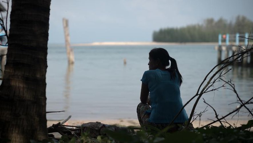 Mi Htay, une Birmane immigrée en Thaïlande qui a perdu trois enfants lors du tsunami, est assise sur une plage près de sa maison à Ban Nam Khem, le 3 décembre 2014