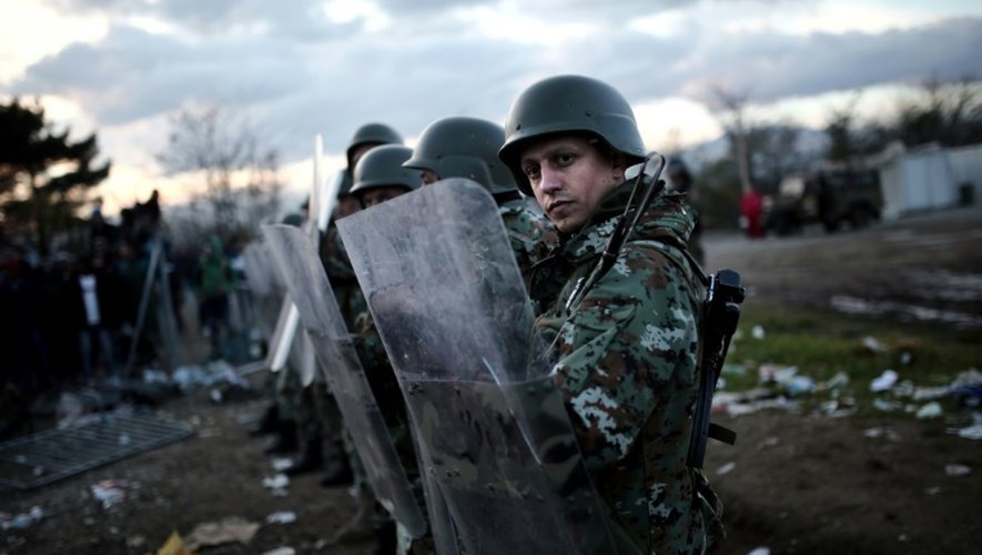 Des soldats macédoniens à la frontière grecque, le 26 novembre 2015