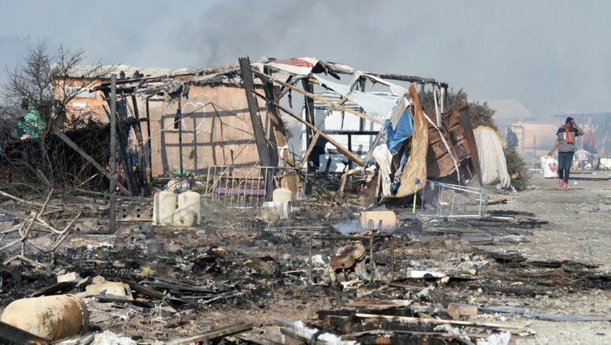 Un abri de migrants à Calais détruit par les flammes, le 26 octobre 2016