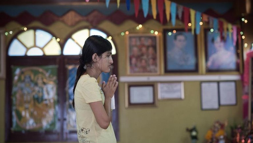 Depa Dhaurali, Birmane d'origine népalaise immigrée en Thaïlande, prie dans un temple à Phuket le 1er décembre 2014